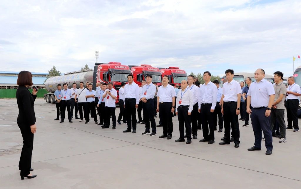 全省交通运输系统“两类群体”党建工作推进会与会人员到甘肃前进集团观摩